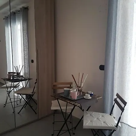 Street House *